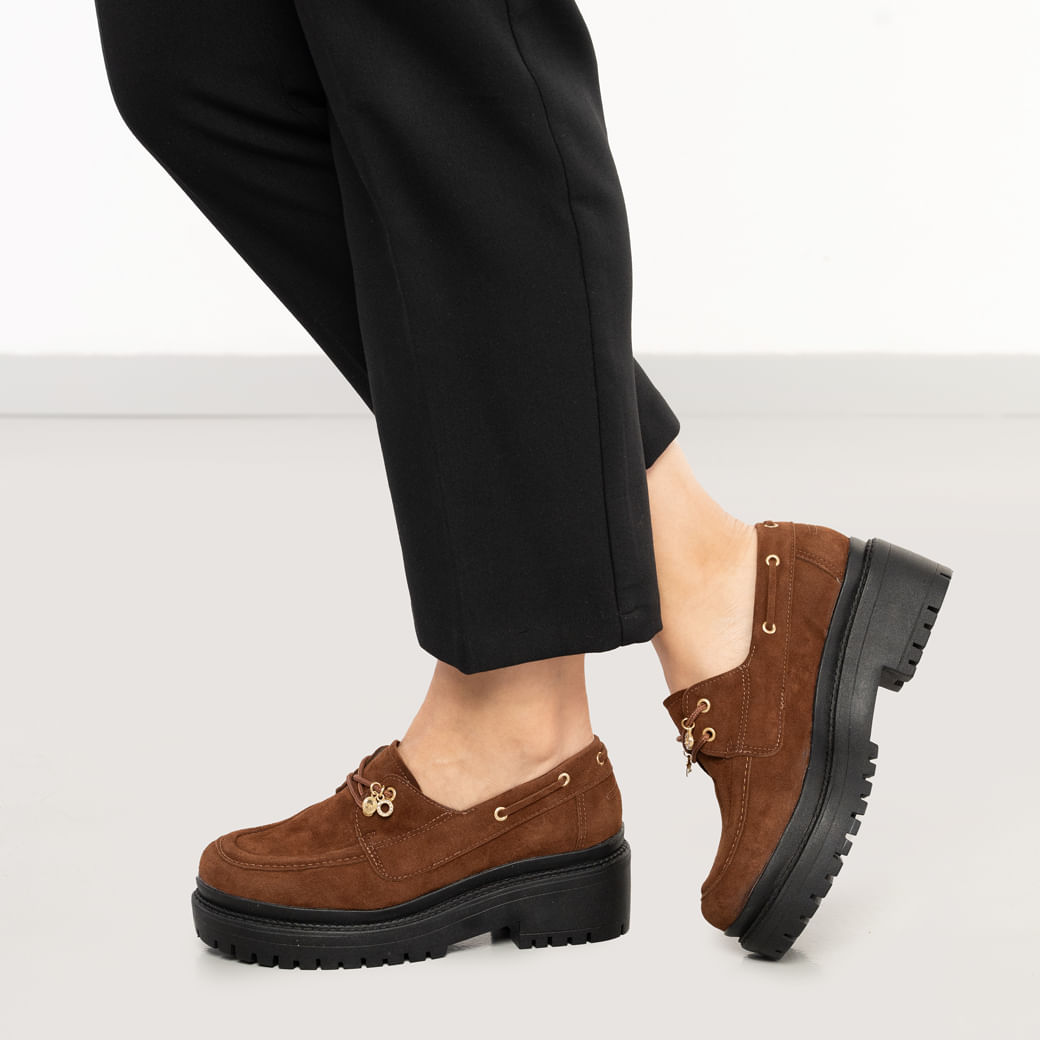 Mocassim feminino Via Marte cor camel em camurça sintética com solado preto e detalhes em cadarço